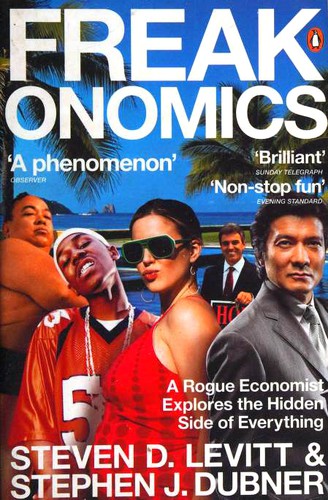 Freakonomics by Steven D. Levitt, Stephen J. Dubner, Andrea Montero Cusset book cover